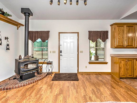 3rd image of 5050 Lakeside Dr