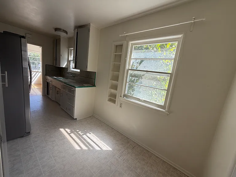 563 E Angeleno Ave — Photo 9