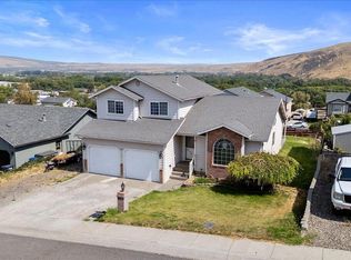 805 S 4th Street Loop, Selah, WA 98942
