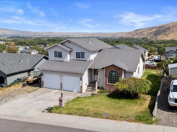 805 S 4th Street Loop, Selah, WA 98942