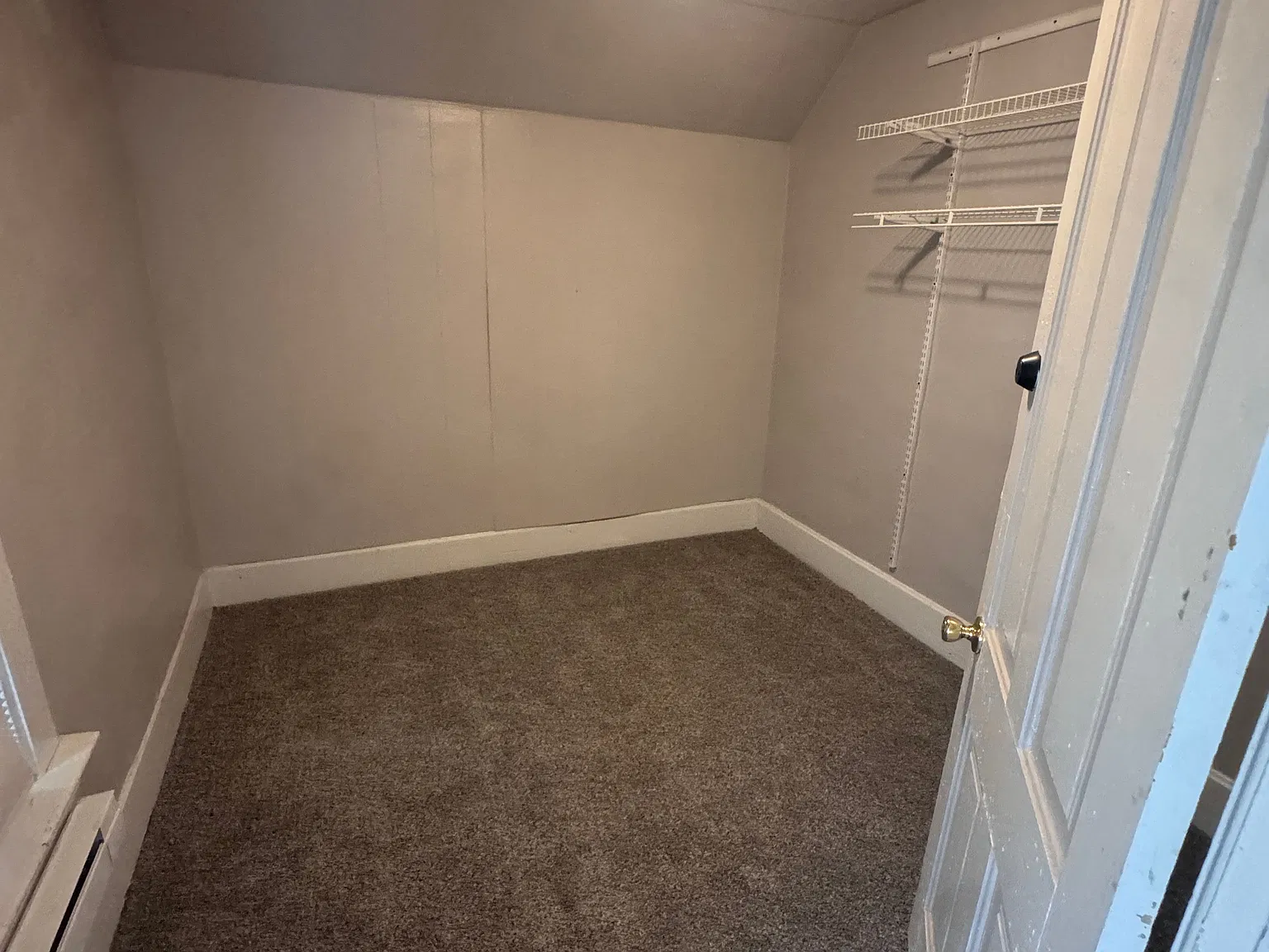 6 bed, 2.0 bath, 2400 sqft, $2,950 — Photo 4