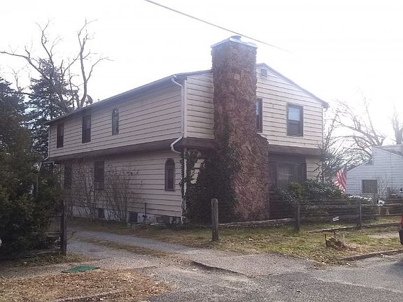 3rd image of 404 Pine Ave