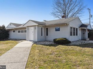 44 Sweetbriar Ln, Levittown, PA 19055