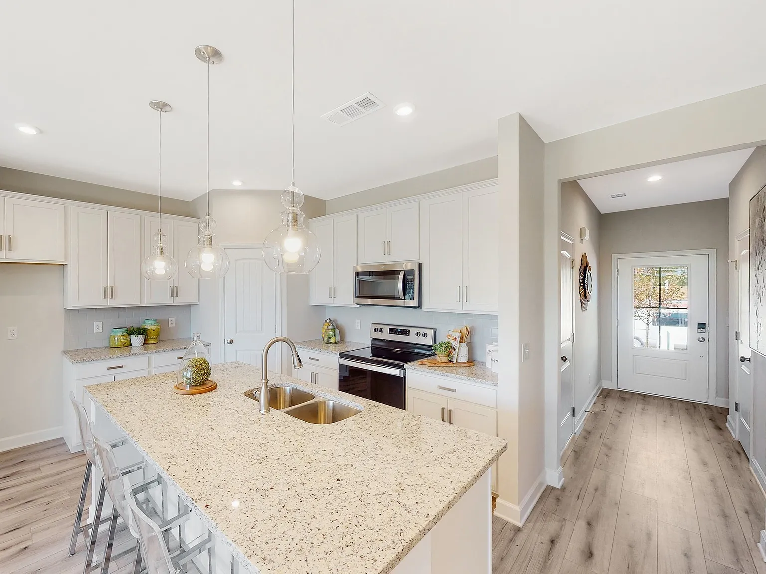 3 bed, 2.5 bath, 1574 sqft, $2,400 — Photo 2