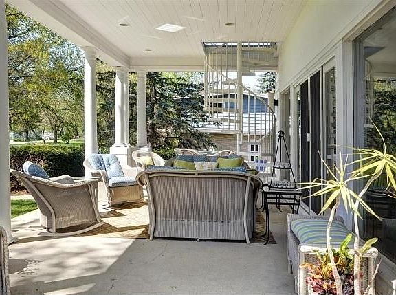 3rd image of 496 Lac La Belle Dr