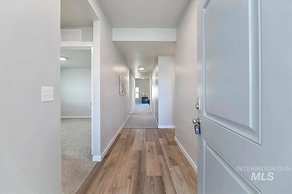 4 bed, 2025 sqft, $2,720 — Photo 4