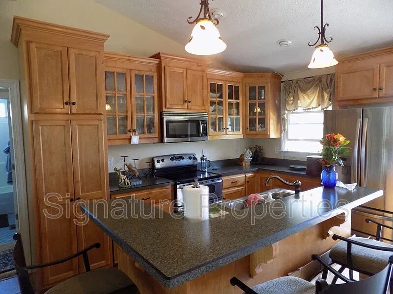 3 bed, 2.0 bath, 1500 sqft, $2,200 — Photo 4