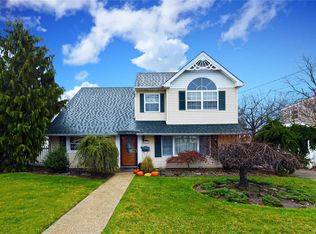 9 Roxbury Ln, Massapequa, NY 11758