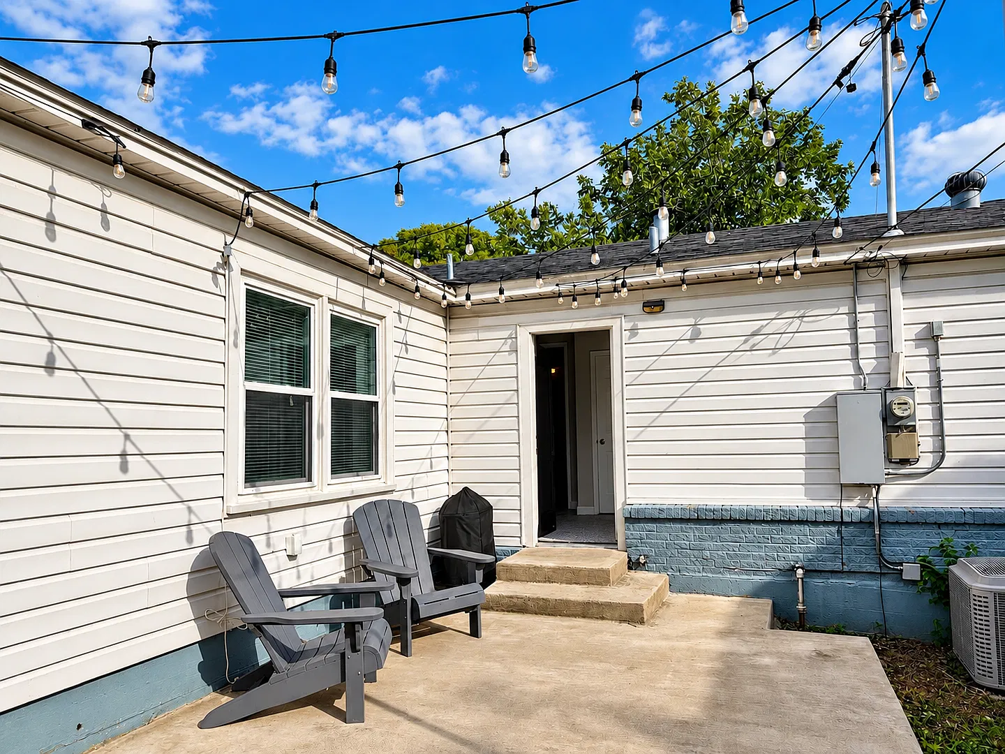Light-Filled Dollhouse with Gourmet Kitchen and Private Entertainer's Backyard — Photo 4