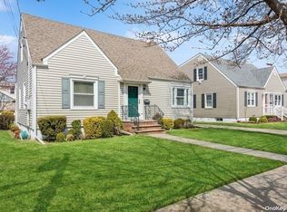 113 4th St, New Hyde Park, NY 11040