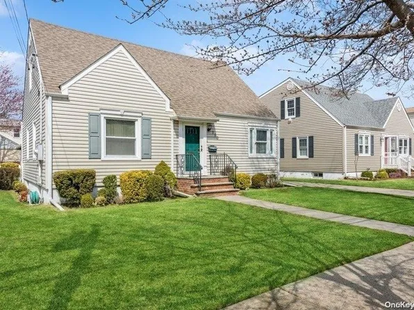 113 Fourth Street, New Hyde Park, NY 11040