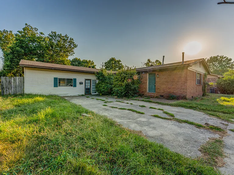 121 E Pecan St — Photo 10