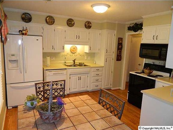 3rd image of 1021 Vicksburg Ln SE