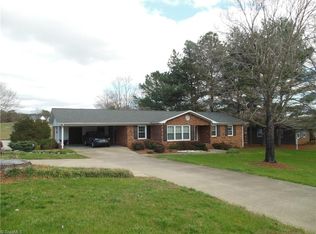 225 Green Knolls Dr, Eden, NC 27288