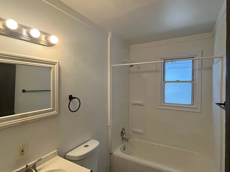 380 Seneca Ave — Photo 4