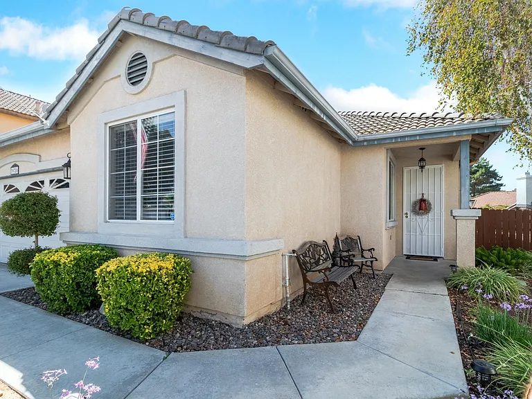 39786 Naples Dr — Photo 23