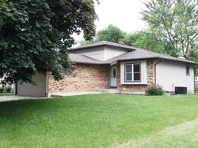 826 River Dr — Photo 1