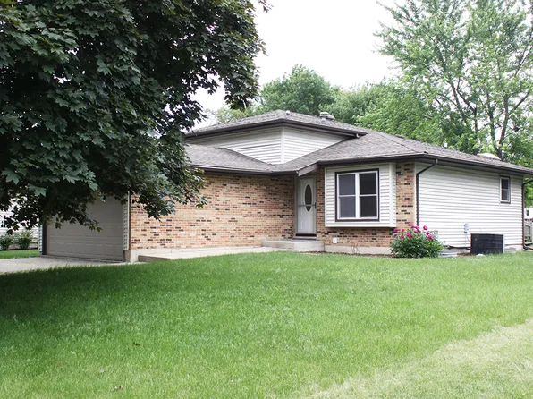 826 River Dr, Carol Stream, IL 60188