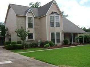 61 Raintree Ct, Lake Jackson, TX 77566