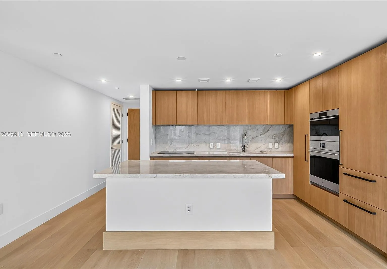 1 bed, 1.5 bath, 964 sqft, $7,900 — Photo 2