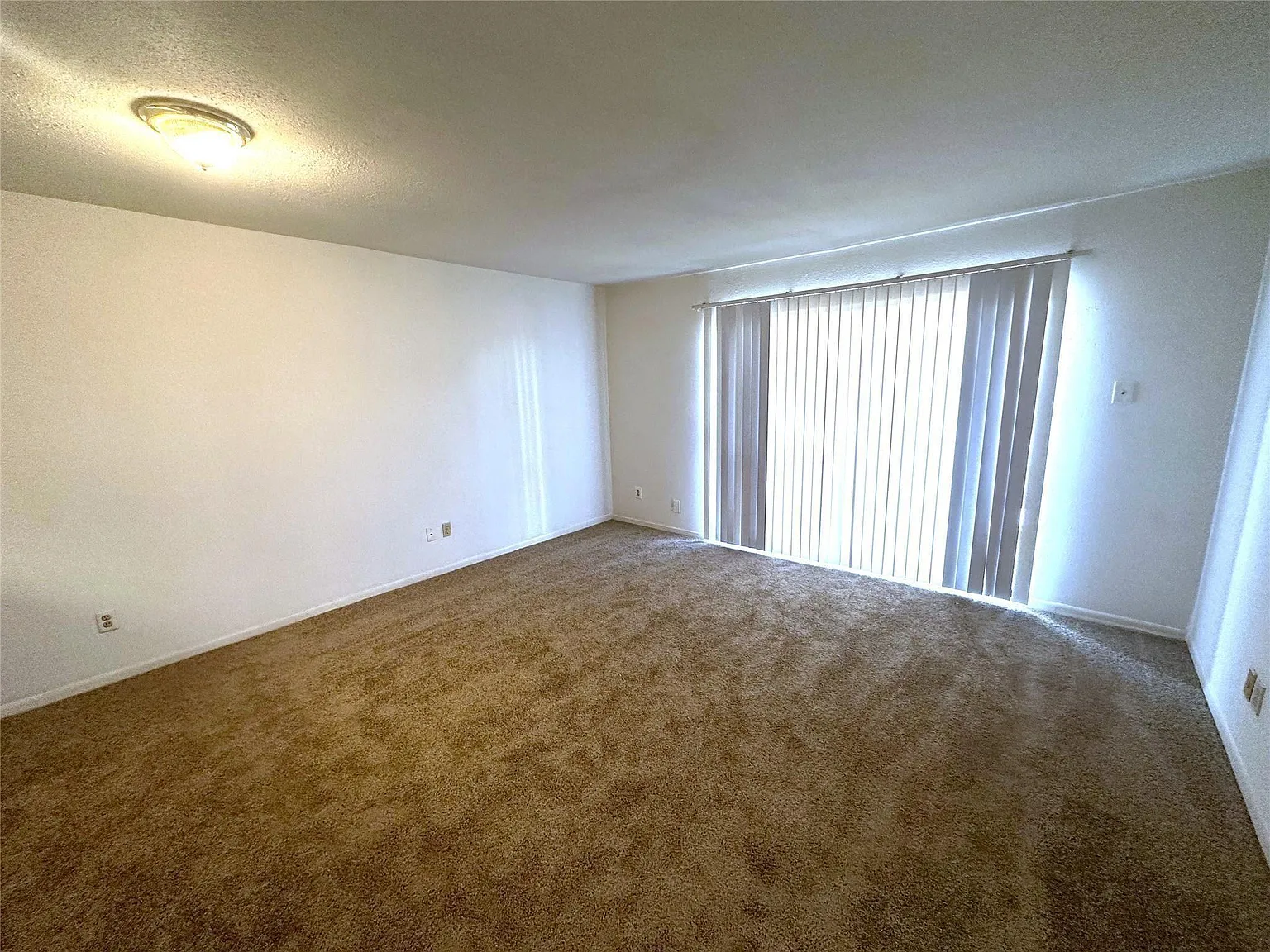 1 bed, 1.0 bath, 700 sqft, $899 — Photo 2