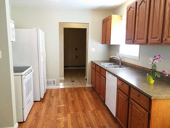 4th image of 34226 Grand Traverse St