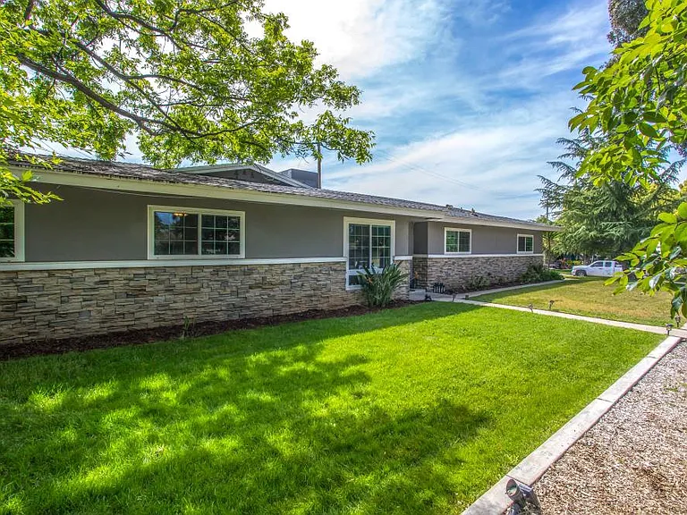 824 Hibiscus Dr — Photo 2