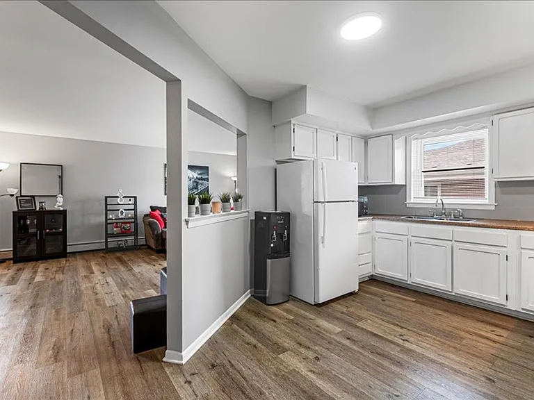 Renovated apartment with pool and parking — Photo 15