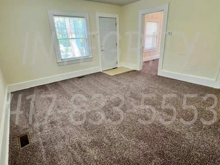 2326 N Franklin Ave — Photo 2