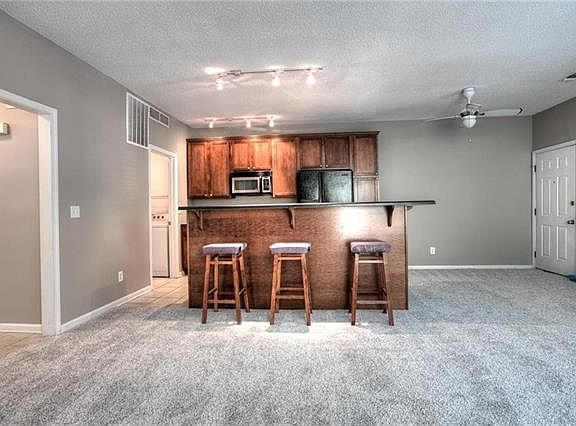 5th image of 901 W 41st Pl