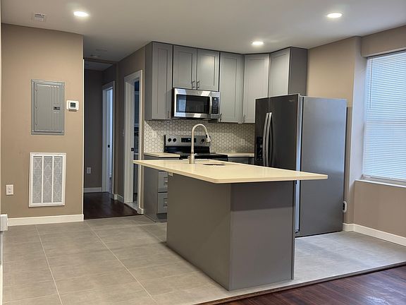 3rd image of 1933 W Huntingdon St #11552531