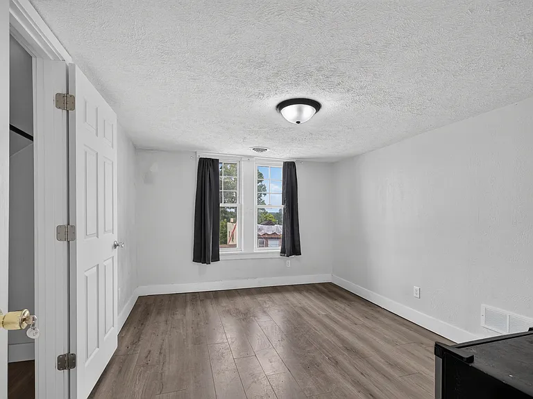 918 Elm St — Photo 4