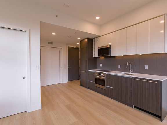 2nd image of 333 Carrall St #601