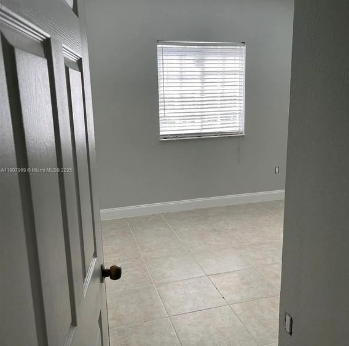 3 bed, 992 sqft, $2,100 — Photo 3