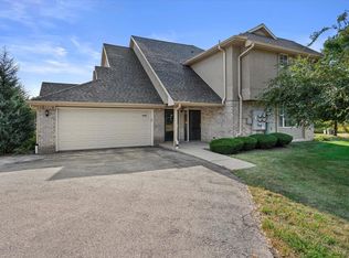 9068 W Elm Ct UNIT D, Franklin, WI 53132