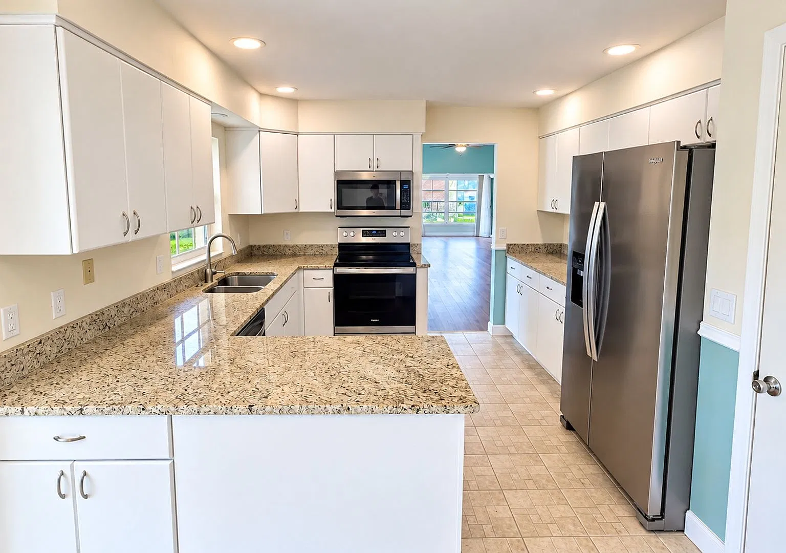 Annual UNfurnished renovated 2/2 villa in gated Bradenton community — Photo 3