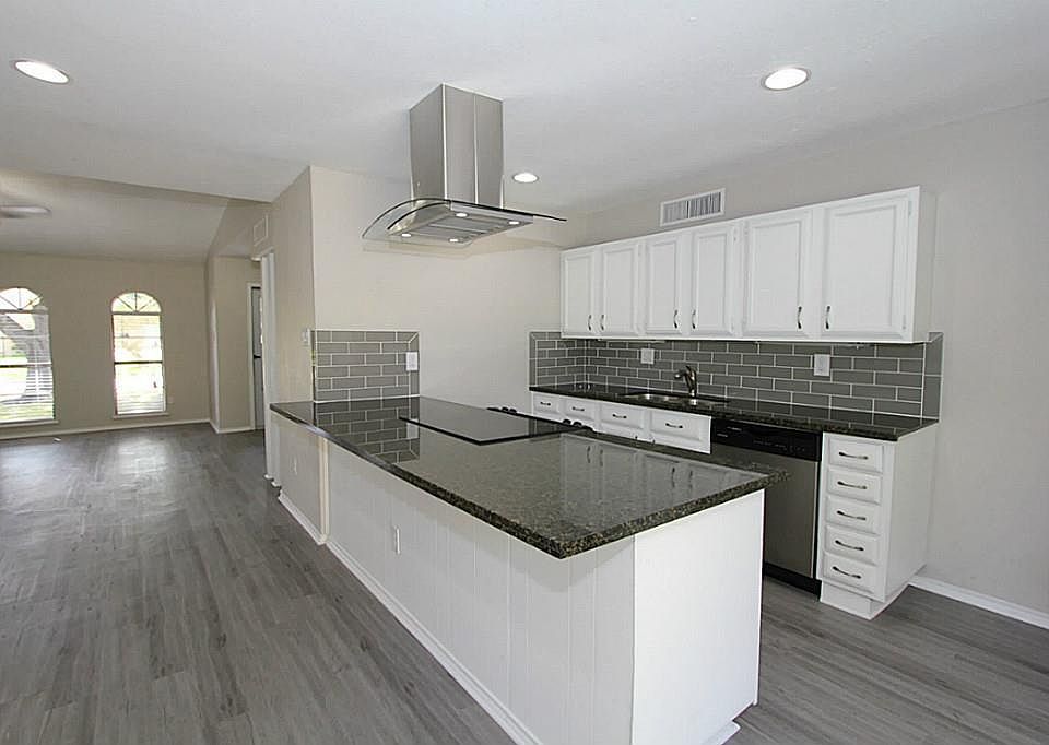 1st image of 6823 Pickett Dr