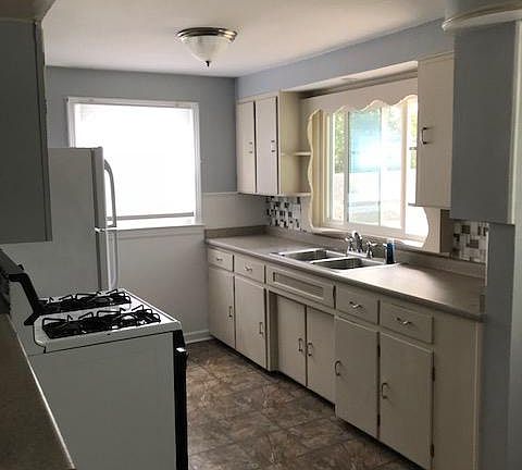 4th image of 36 Redmond Ave