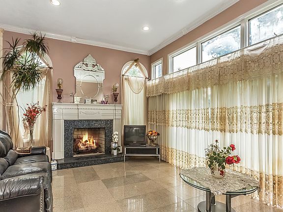 4th image of 65 Sherrard St