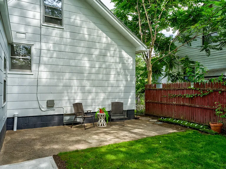 835 Allen St — Photo 38