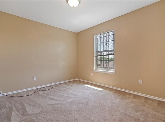 4th image of 904 Southwood Dr