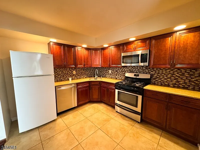 2 bed, 2.5 bath, 1656 sqft, $3,600 — Photo 4