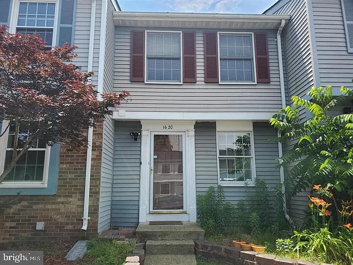 3 bed, 2.5 bath, 945 sqft, $3,300 — Photo 2