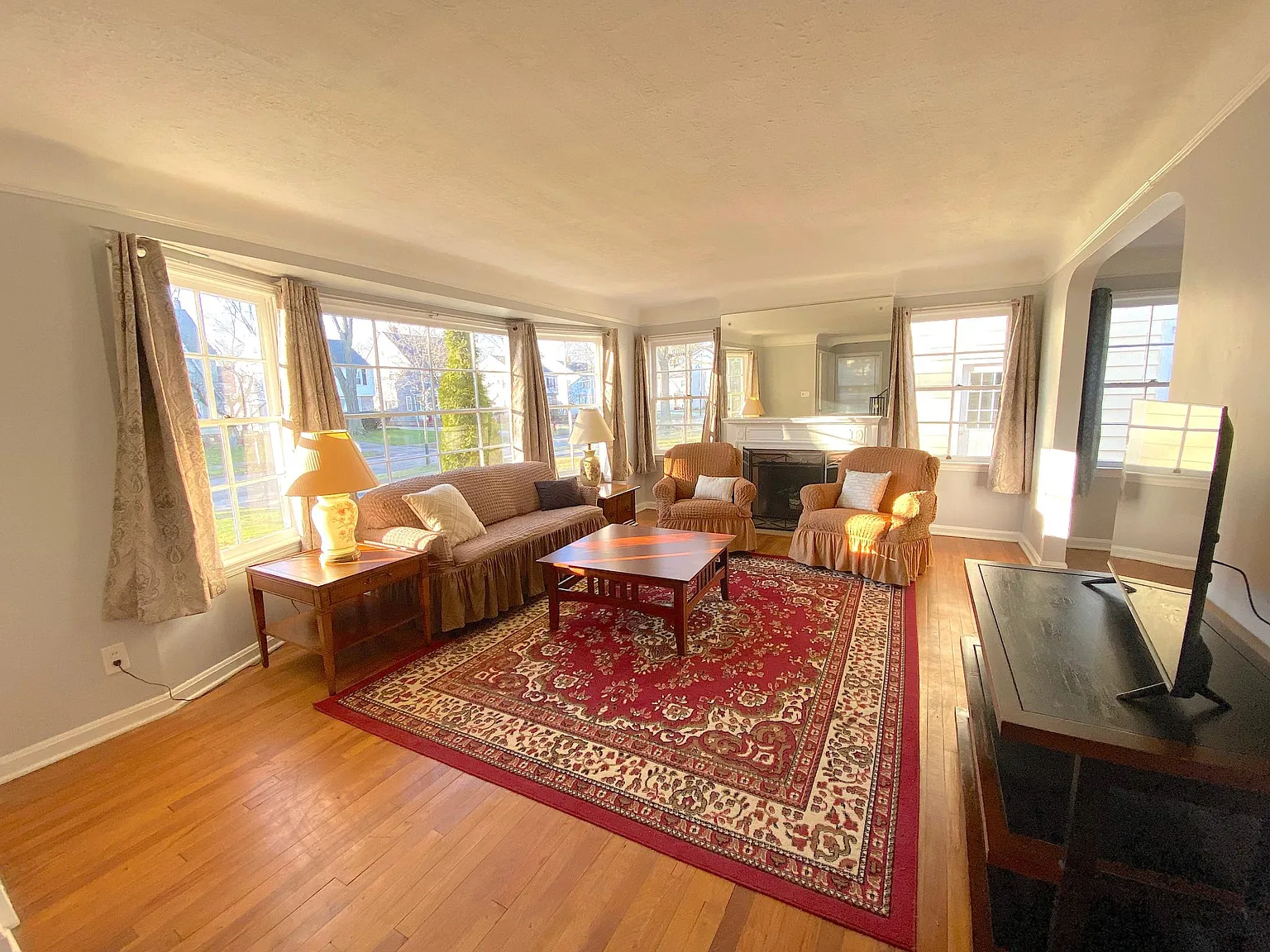 3 bed, 1.5 bath, 1512 sqft, $2,500 — Photo 2