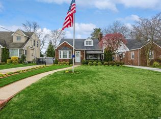 437 Mineola Blvd, Williston Park, NY 11596
