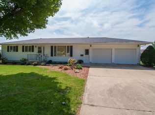 702 W 17th St, Vinton, IA 52349