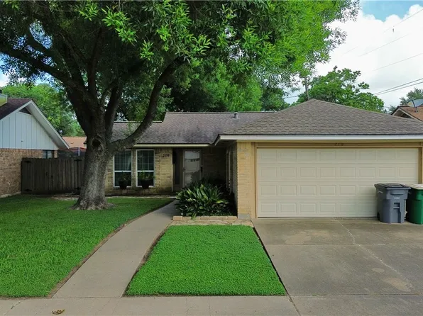 210 Londonderry Dr, Victoria, TX 77901