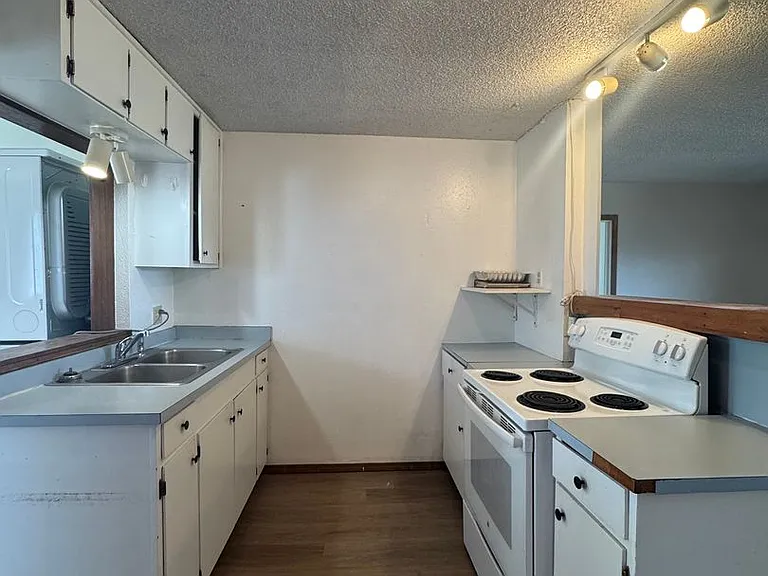 203 Railroad Ave — Photo 6