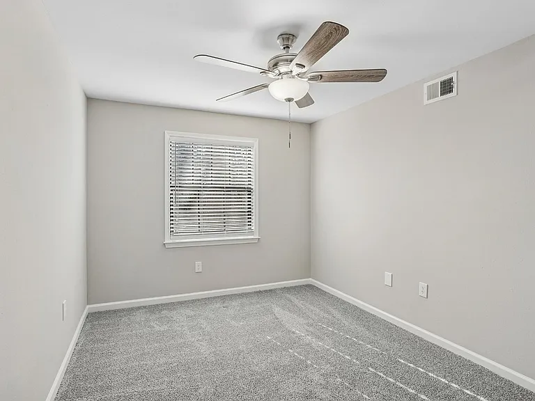 Brentwood Apartments — Photo 32