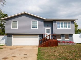 1219 Rolling Meadows Rd, Marshalltown, IA 50158